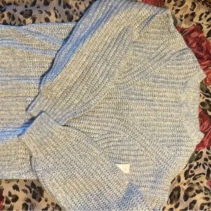 Gray Crew Neck Sweater with Ribbed Texture and Long Sleeves